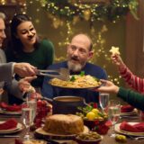 Politica a tavola? Come zittire lo zio polemico senza rovinare la Vigilia.